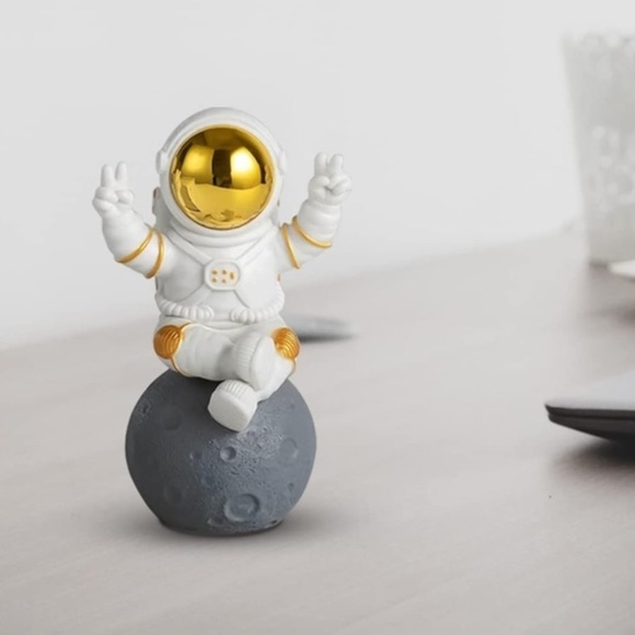 NWT Astronaut Space Figurine Decoration (Victory)! - Picture 3 of 7